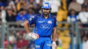 MI vs RCB: वानखेड़े में पसरा सन्नाटा, रोहित शर्मा लाइव मैच से बैटिंग छोड़ गए, आखिर क्या है कारण