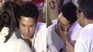 VIDEO: सुरों की 'देवी' को विदा करने पहुंचे क्रिकेट के भगवान! आशा भोंसले को देख फूट-फूटकर रो पड़े सचिन 