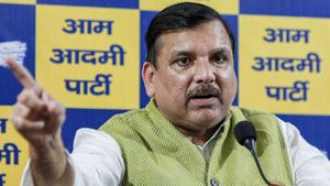 Delhi में केजरीवाल के घर पर 'महायुद्ध', प्रवेश वर्मा की तस्वीरों पर भड़की AAP,  LG और CM आवास खोलने की चुनौती