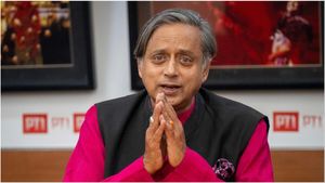 Shashi Tharoor Attack: शशि थरूर की गाड़ी पर हमला! बीच सड़क घेरकर गनमैन को पीटा, चुनावी माहौल में बढ़ा तनाव