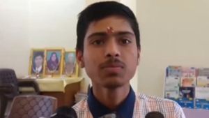 MP Board Result 2026: मजदूर का बेटा 12वीं बोर्ड परीक्षा में टॉपर, 500 में से 493 नंबर! अब IAS बनने का सपना 