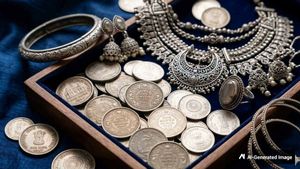 Silver Price Today: रिकॉर्ड हाई से फिसली चांदी, खरीददारी से पहले चेक कर लें 1 KG सिल्वर का रेट