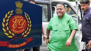 SSC Scam: तीन समन के बाद भी पेश नहीं हुए पार्थ चटर्जी, ED ने घर पहुंचकर की कार्रवाई, क्या है पूरा स्कैम?