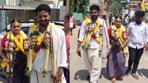 TN Election 2026 : कांचीपुरम में दिखी एक अनोखी मिसाल, शादी के तुरंत बाद वोट डालने पहुंचा नवविवाहित जोड़ा
