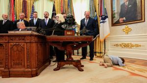 Toddler in White House: Trump की मीटिंग के बीच ओवल ऑफिस में जमीन पर लेटा बच्चा कौन? भावुक कर देगी कहानी