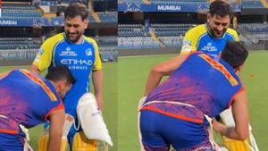 VIDEO: 'कैमरा लेकर मिलने आया है,' MS धोनी को देखते ही पैरों में गिर पड़ा स्टार क्रिकेटर! क्या हुई बातचीत?