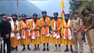 Hemkund Sahib Yatra 2026: हेमकुंड साहिब के लिए पहला जत्था रवाना, पंच प्यारों की अगुवाई में पवित्र यात्रा शुरू