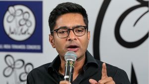 अभिषेक बनर्जी के घर अचानक पहुंची पुलिस! नोटिस के बाद बढ़ा सस्पेंस, क्या TMC के अंदर शुरू हो गई ‘इनर वॉर’?