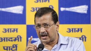 केजरीवाल का केंद्र पर हमला: ‘देश को अब शिक्षित प्रधानमंत्री की जरूरत, एयरफोर्स से पेपर ले जाने से नहीं रुकेगा 