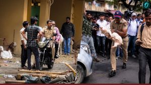 Bakrid से पहले ठाणे में हाईवोल्टेज बवाल, सोसाइटी में बकरे पर विवाद, विरोध में सुअर लेकर पहुंच गए लोग 