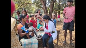 बस्तर के दुर्गम जंगलों में 13 किमी पैदल चली टीम, ग्रामीणों को घर बैठे मिला नया जीवन