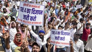 'पढ़ाई करो आंदोलन नहीं' मंत्री जी की नसीहत के बीच सड़कों पर घसीटी गई महिला कैंडिडेट्स, BPSC TRE-4 पर भड़की आग