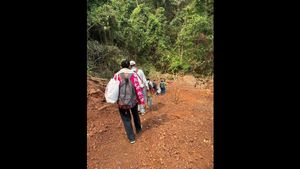Chhattisgarh News: बदलते बस्तर की नई तस्वीर: दंतेवाड़ा के जंगलों में पहुंची स्वास्थ्य सेवाएं, डॉक्टरों ने 13 किलोमीटर पैदल तय किया सफर