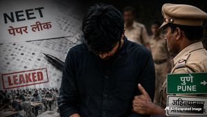 NEET पेपर लीक का 'मास्टरमाइंड' या सिर्फ मोहरा? कौन है धनंजय लोखंडे और कैसे चढ़ा पुलिस के हत्थे?