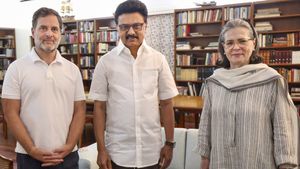 TN Chunav: 'सोनिया-मनमोहन संग गहरी दोस्ती निभाई, राहुल भाई जैसे, अब पीठ में छुरा घोंपा', DMK का 20 साल का दर्द