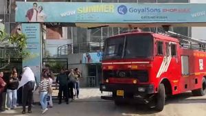 Ghaziabad Pacific Mall Fire: गाजियाबाद के पैसिफिक मॉल से उठीं आग की लपटें, प्रोजेक्टर रूम में मची अफरा-तफरी