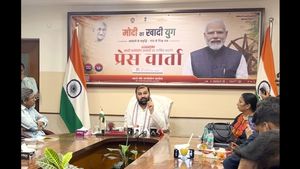 पीएम मोदी के नेतृत्व में KVIC ने रचा इतिहास, खादी एवं ग्रामोद्योग का कारोबार पहली बार 1.87 लाख करोड़ रुपये के पार