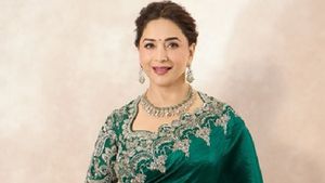 Madhuri Dixit का आलीशान घर किसी महल से कम नहीं, दीवारों पर टंगी हैं बेशकीमती पेंटिंग्स, क्या है बंगले की कीमत?