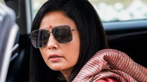 Mahua Moitra को Indigo फ्लाइट में देखते ही लोगों ने लगाए चोर-चोर के नारे, नाराज TMC सांसद ने Video शेयर किया 
