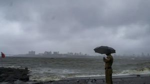 Maharashtra Weather: 12 जिलों में Rain Alert लेकिन Mumbai में बरसा पानी, क्या है मानसून का ताजा अपडेट? 