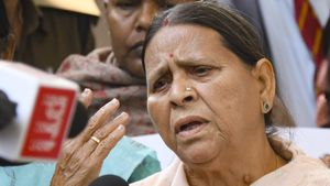Lalu परिवार के सबसे बड़े 'पावर सेंटर' पर संकट! बंगला खाली करने के नोटिस पर आगबबूला हुईं राबड़ी देवी