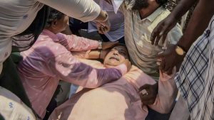 अभिषेक के बाद TMC सांसद कल्याण बनर्जी पर जानलेवा हमला, प्रदर्शनकारियों ने दिखाए काले झंडे