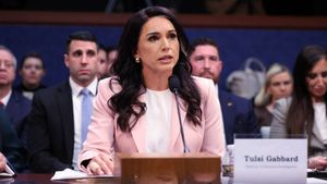 Tulsi Gabbard Resigns: खूफिया चीफ तुलसी गबार्ड ने छोड़ा ट्रंप का साथ, ईरान युद्ध या पति की बीमारी? वजह क्या?