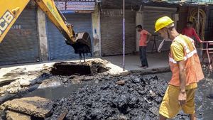 UP B.Ed Entrance Exam 2026: कानपुर में 25 अभ्यर्थी गहरे सीवेज नाले में गिरे, JCB से निकाले गए, मौत को दी मात!