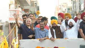 Punjab: मोहाली नगर निगम चुनाव में जीत के बाद AAP का शक्ति प्रदर्शन, केजरीवाल और भगवंत मान ने रोड शो
