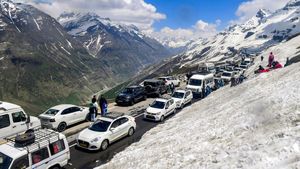 Himachal जाने का प्लान है? पहले देखिए ये VIDEO, पर्यटकों के सैलाब से शिमला-मनाली हाईवे पर रेंगती दिखी गाड़ियां