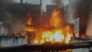 Hyderabad furniture warehouse fire: हैदराबाद में फर्नीचर गोदाम में लगी भीषण आग, लाखों का सामान जलकर खाक