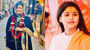 Kathavachak Devi Nidhi Saraswat: खूबसूरत कथावाचक है यूपी के बड़े सियासी खानदान की बहू, पति कौन?