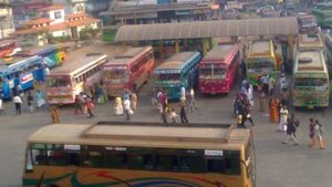 केरल में मुफ्त यात्रा स्‍कीम से कांग्रेस वाली UDF सरकार की बढ़ी मुश्किल, बस ऑपरेटर्स ने क्‍यों दी चेतावनी 