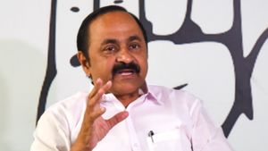 Kerala सीएम ने IAS अधिकारी बी अशोक और एन प्रशांत का सस्‍पेंशन किया रद्द, पिछली सरकार का पलटा फैसला 