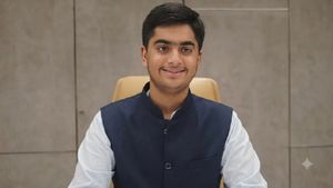 बिना किसी ट्यूशन के कृषिव ने रच दिया इतिहास, CBSE री-इवैल्युएशन में बढ़े कितने नंबर की बन गए टॉपर?