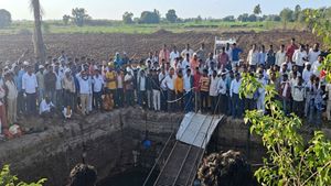 चीखों से गूंज उठा सोलापुर, श्रद्धालुओं से भरी पिकअप कुएं में गिरी, 8 लोगों की दर्दनाक मौत