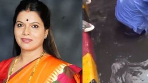 Mumbai Rain: मेयर के सामने खुले मैनहोल में गिरा कर्मचारी, मानसून की पहली बारिश में ही BMC की खुली पोल, Video