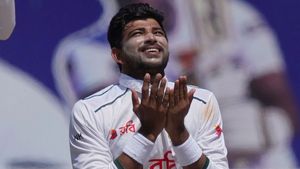 बांग्लादेश के धांसू क्रिकेटर की पुलिस ने की पिटाई, गला पकड़कर चलाए डंडे, दुनिया भर में हो रही आलोचना
