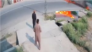 Pakistan Plane Crash: चलती सड़क पर आसमान से गिरा पाकिस्तानी लड़ाकू विमान, CCTV में कैद हुआ खौफनाक मंजर