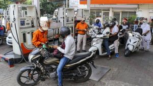 Petrol Diesel Rate: कच्चे तेल की कीमतों में भारी गिरावट, दिल्ली-मुंबई में कितना सस्ता हो सकता है पेट्रोल-डीजल