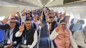 Noida: जेवर में नोएडा एयरपोर्ट पर पहली फ़्लाइट उतरी,  किसने की पहली यात्रा?