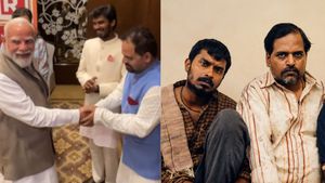 PM Modi पर भी चढ़ा 'पंचायत' का खुमार, 'बिनोद' से मिलते ही पूछ लिया मजेदार सवाल! वीडियो वायरल