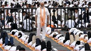 International Yoga Day 2026: बंगाल में PM Modi ने काेच बनकर सिखाया योगा, बोले- उम्र बढ़े, लेकिन क्षमता कम न हो
