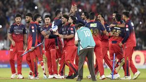 RCB के इस स्टार खिलाड़ी पर गिरी गाज! फाइनल में अंपायर के साथ की शर्मनाक हरकत, लगा बैन? 
