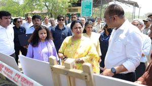 रेखा गुप्ता का अचानक छापा! परिवहन दफ्तरों में हड़कंप, CM बोलीं- लापरवाही नहीं चलेगी, हर अफसर होगा जवाबदेह