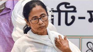 हस्ताक्षर विवाद में मचा बवाल, बागी विधायकों और TMC में छिड़ी जंग, दो मोर्चों पर घिरी ममता बनर्जी की पार्टी