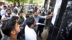 UP Police Admit Card 2026: खत्म होने वाला है एडमिट कार्ड का इंतजार! तुरंत चेक करें लेटेस्ट अपडेट