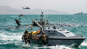 पहली बार इंसान ने नहीं Drone Boat ने बचाई जान, Hormuz में डूब रहे थे US Apache के पायलट, कैसे किया रेस्कयू?