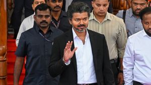 Vijay Suit Controversy: पता चल गया विजय के काले-सफेद सूट का सीक्रेट, बताया किन 2 समुदायों का है प्रतीक- Video