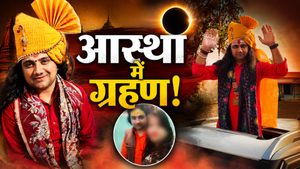 Kathavachak Pawan Dev Maharaj कौन हैं? दो बच्चों की मां ने लगाया राम मंदिर दर्शन का झांसा देकर रेप का आरोप